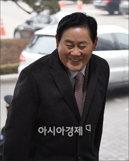 [포토]최경환, "나 기다리는거 아니지?"