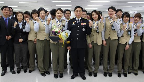 여유림 보안검색요원이 17일 인천공항경찰대에서 표창을 받고 공항 안전을 다짐하고 있다. 