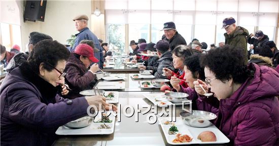 [포토]광주동구노인복지관, 설맞이 떡국 나눔 행사