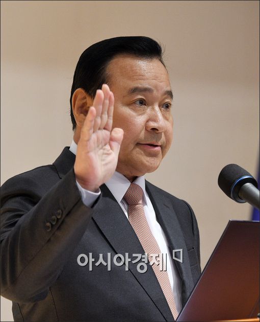 [포토]선서하는 이완구 신임 총리