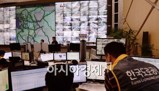 [포토]분주한 경부고속도로 서울톨게이트 고속도로 상황실