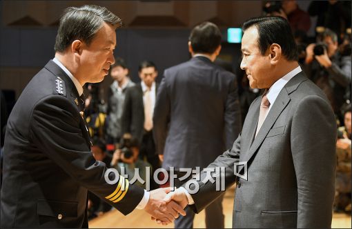 [포토]인사하는 이완구·강신명