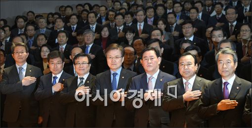 [포토]국민의례하는 이완구 신임 총리