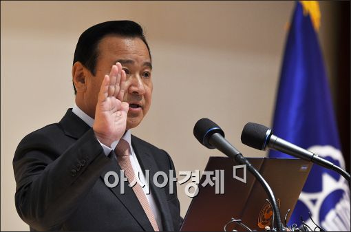 [포토]국무총리 선서하는 이완구 신임 총리