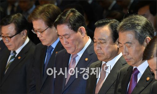 [포토]묵념하는 이완구 신임 총리