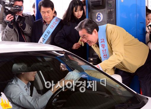 [포토]김무성 당 대표, '안전운전 하세요~'