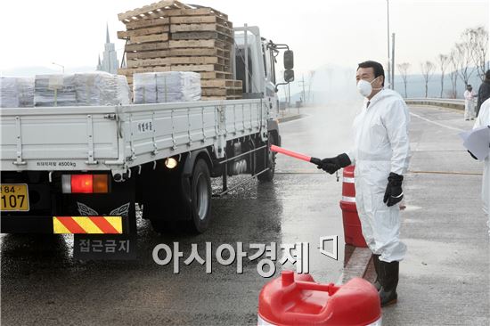 김생기 정읍시장, 구제역 등 이동통제초소 및 거점 소독장소 근무자 격려 방문