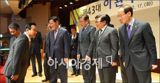 [포토]국무위원들과 인사하는 이완구 신임 총리