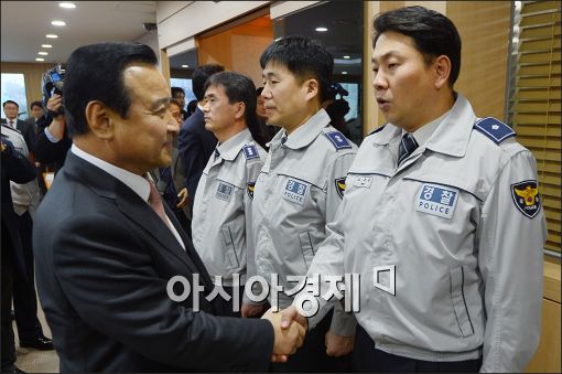 [포토]경찰청 찾은 이완구 신임 총리