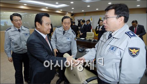 [포토]경찰청 찾은 이완구 신임 총리