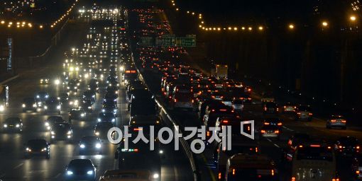 [포토]늘어나는 귀성차량....'절정은 저녁 8시 부터'