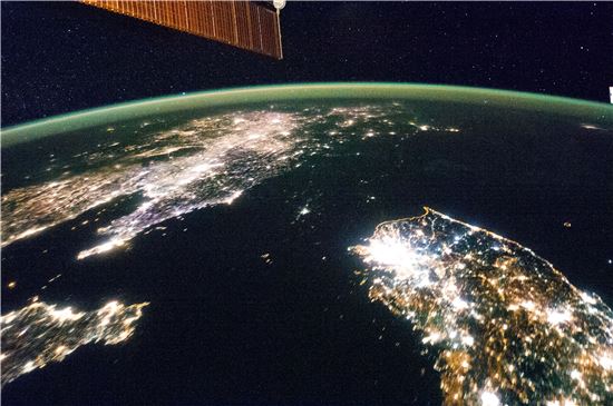 ▲국제우주정거장에서 찍은 한반도의 밤. 남한과 북한의 모습이 대조적이다.[사진제공=NASA]