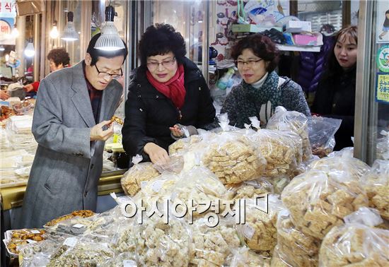 [포토]광주시 동구, 설맞이 전통시장 장보기