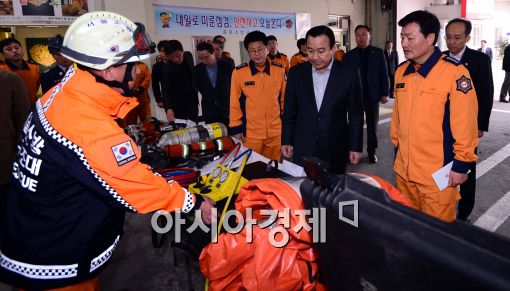 [포토]종로소방서 찾은 이완구 신임 국무총리