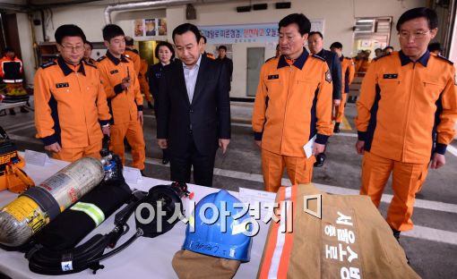[포토]종로소방서 방문한 이완구 신임 총리