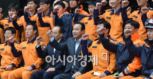 [포토]이완구 신임 총리, '소방관 화이팅'