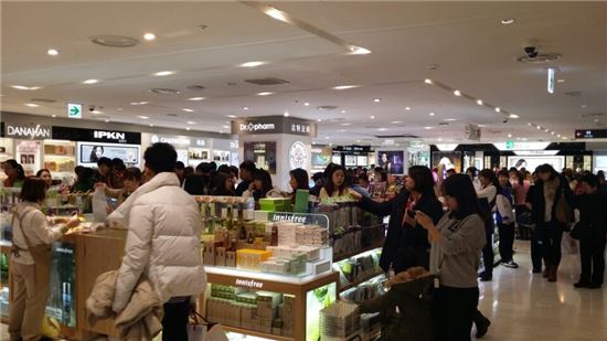 [르포]'큰 손' 왕서방은 옛말…저가 화장품 매장만 북적