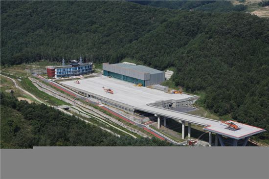 하늘에서 내려다본 산림항공본부 헬기 비상대기 태세 모습.