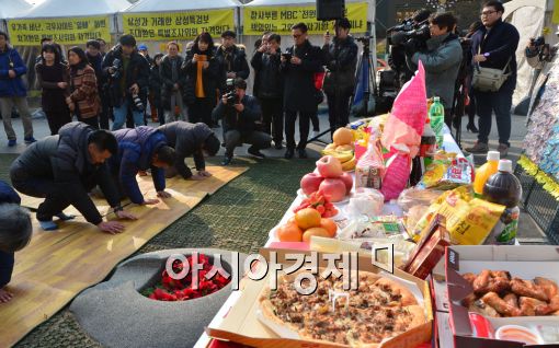 [포토]합동차례 드리는 세월호 유가족 