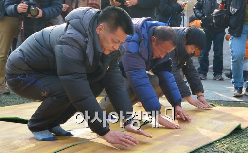 [포토]광화문에서 차례 지내는 세월호 유가족 