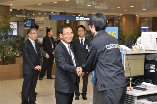 김낙회(가운데) 관세청장이 인천국제공항 여객터미널 입국장 근무직원을 격려하고 있다.