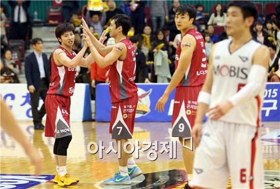 동부, KGC 제치고 7연승…선두 모비스와 한 경기차(종합)