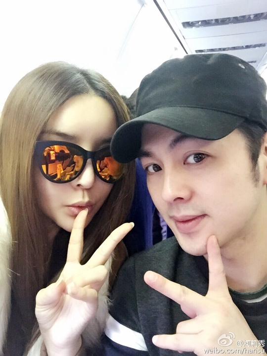 하리수-미키정 부부, '결혼 8년차 부부 맞나?'…다정한 신년맞이 셀카에 '눈길'