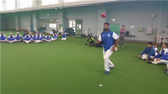 오키나와 전훈 속 '제기차기'한 삼성…우승은?