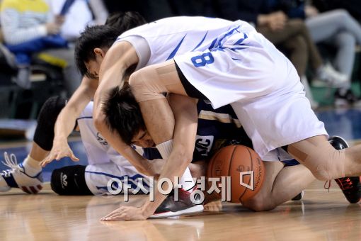 [포토]신명호, '(차)재영아, 농구가 격투기는 아니잖아~'