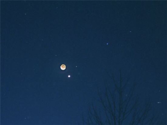 ▲가장 아랫쪽에 빛나는 것이 금성이고 달 오른쪽으로 화성이 작게 보인다. 2002년 12월1일 찍은 것이다.[사진제공=NASA/Larry Koehn]