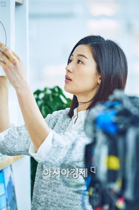 도서관에 나타난 전지현‥자연스러운 모습 포착