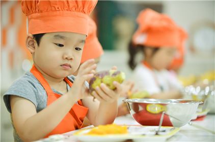 ▲서울상상나라의 '어린이 요리교실'에서 참가 어린이가 음식을 만들고 있다(제공=서울시)