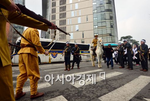 [포토]일본대사관 앞에 나타난 독립군의 백마 