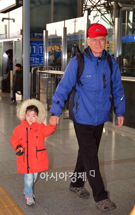 [포토]'할아버지 손 꼭 잡고'