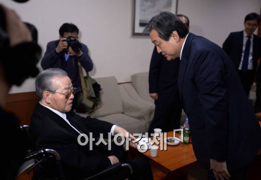 [포토]인사하는 김종필 전 국무총리-김무성 새누리당 대표 