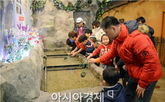 설 연휴 마지막 날인 22일 오후 함평 양서·파충류 생태공원을 찾은 어린이들이 생태공원내에 마련된 물고기잡기 코너에서 물고기 잡기 체험을 하고있다. 노해섭 기자 nogary@