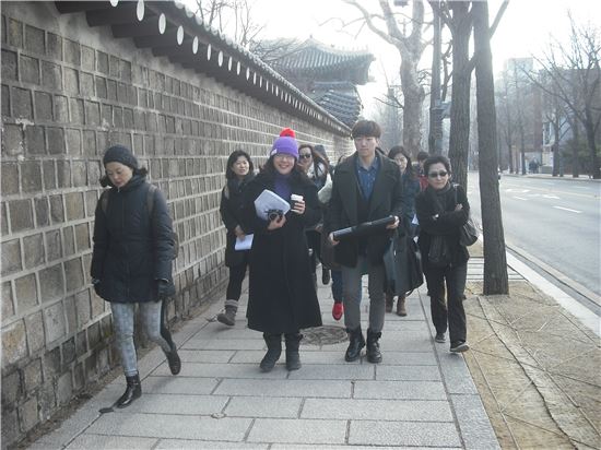 김미경 작가의 서촌 답사에 참여한 사람들.