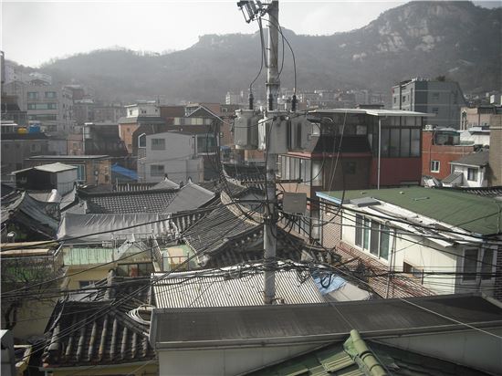 김미경 작가의 집 옥상에서 바라본 인왕산과 서촌 풍경