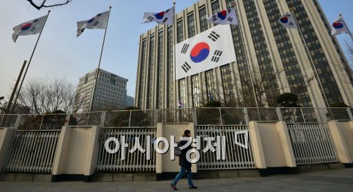 [포토]3·1절 앞두고 걸린 대형태극기 
