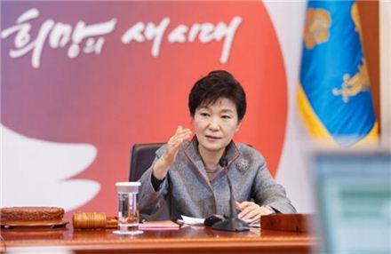 박근혜 대통령이 17일 오전 청와대에서 열린 제7회 국무회의에 참석해 발언하고 있다.(사진제공 : 청와대)
