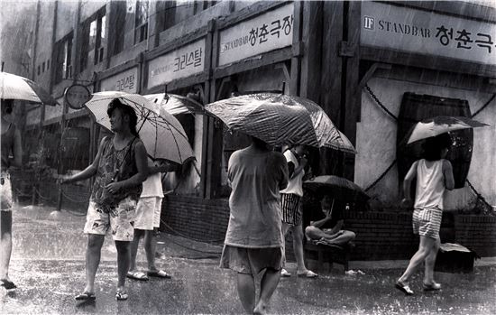 조문호 '청량리 588' 기록 사진, 25년만에 재전시