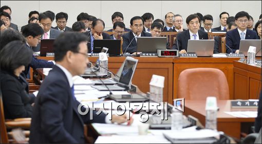 [포토]답변하는 김낙희 관세청장
