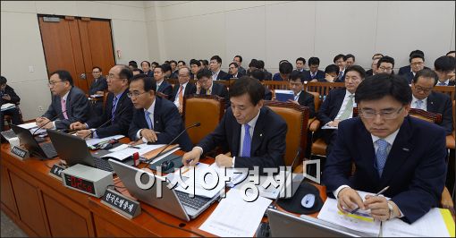 [포토]답변하는 김낙희 관세청장