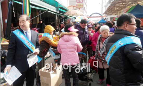 장흥군은 지난 17일 정남진장흥토요시장과 상가, 버스터미널 등 다중이용 시설을 중심으로 도로명 주소 홍보 캠페인을 펼쳤다.