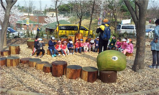 유치원 아이들 공원 체험 