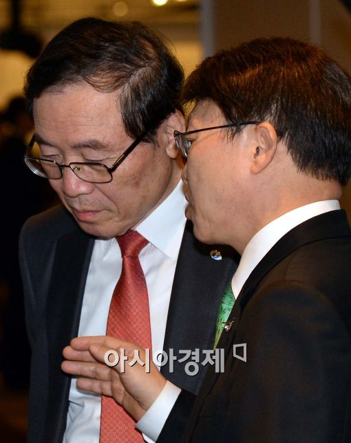 [포토]관계자와 대화 나누는 안충영 동반성장위원장