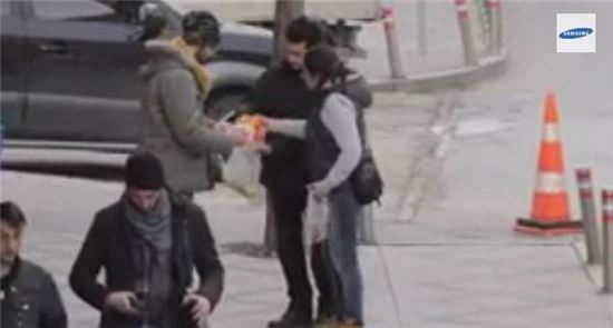 터키 청각장애 청년 울린 삼성의 '몰카' 영상…열흘만에 조회수 700만↑