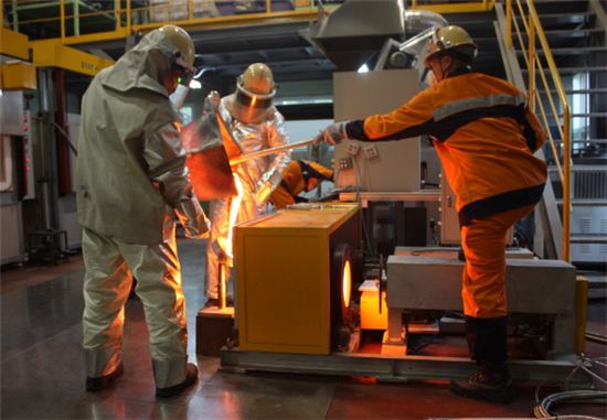 ▲포스코 기술연구원 소속 연구원들과 동도바잘트산업 실무자들이 광양연구소 실험동에서 슬래그를 활용한 내마모재를 테스트하고 있다.