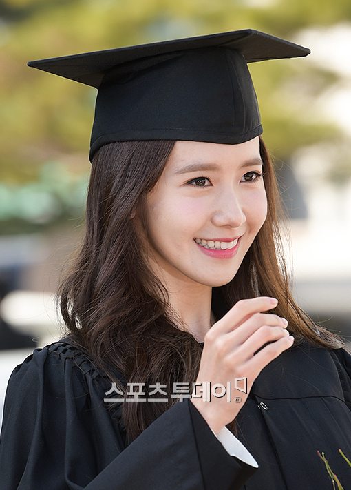 '학사모 쓴 여신' 윤아, 6년 만에 동국대 졸업…'아름답다'