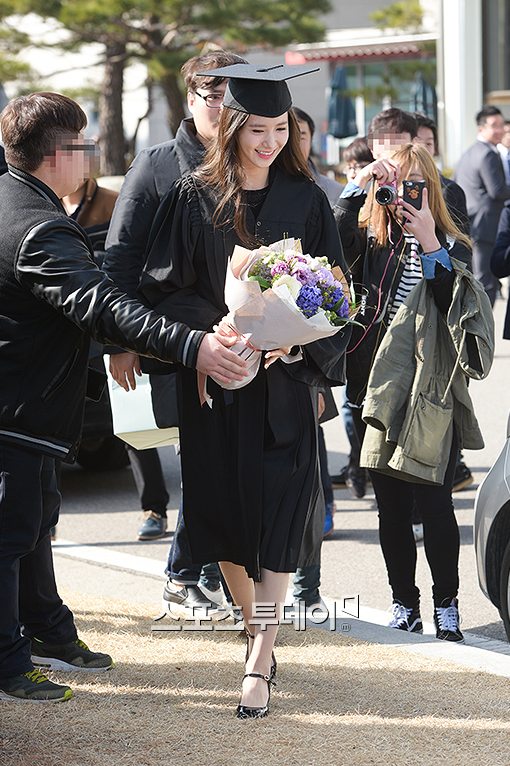 '학사모 쓴 여신' 윤아, 6년 만에 동국대 졸업…'아름답다'